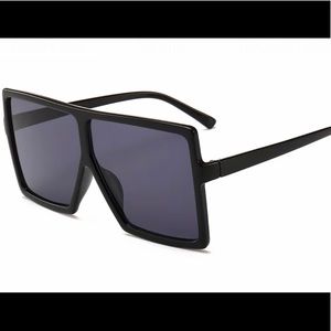 Women’s oversized sunglasses